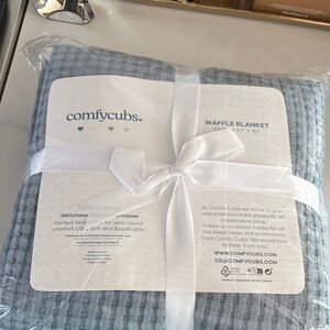NWT Comfycubs Blue Queen Waffle Blanket